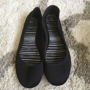 Black ballet flats